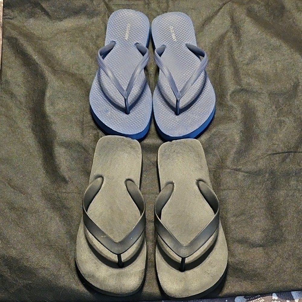 Bundle 2 Pair Old Navy Blue and Black Flip Flops Size 6/7